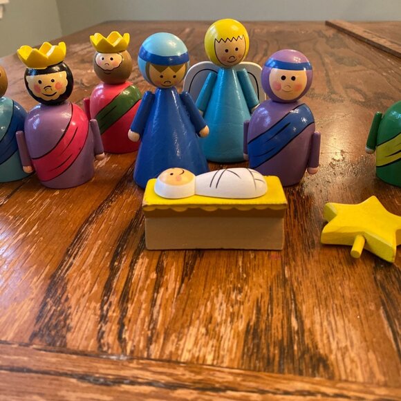 11 Piece Colorful Wooden Nativity Set With Hand-Painted Figures & Stable Accesso - Picture 3 of 8